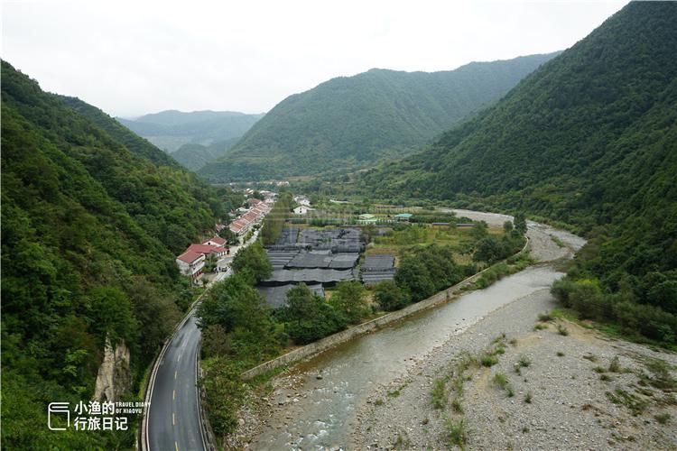 陕南|陕南秦岭自驾，老国道偶遇绝壁“悬空寺”，修建原因成谜