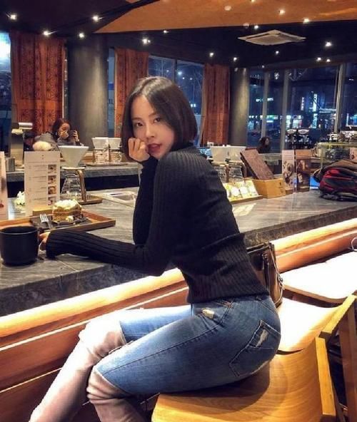 迷人|穿紧身牛仔裤，展现出美好身材，性感又迷人！
