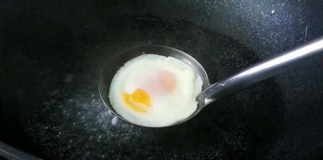 水煮荷包蛋我只服这种做法，不散花，个个圆溜溜，家常实用