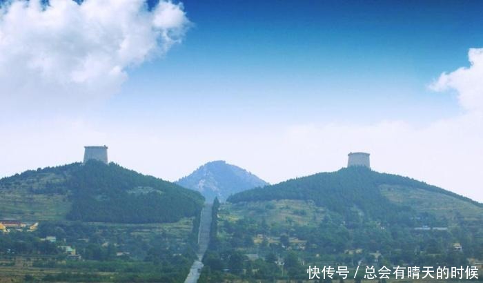 两个道士路经此地呐喊,葬此后代必出天子,老头知道后死于此地!