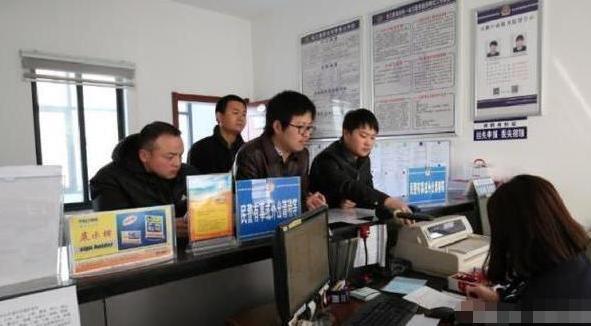 爷爷|爷爷叫秋日,爸爸叫秋季,爷爷随口给孙子想的名字让民警不禁笑翻