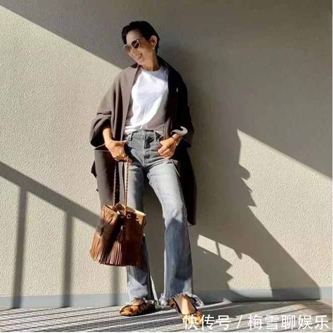 毛茸茸 56岁日本妈妈的穿搭火了,太显年轻了,原来奔6的人还能这么穿