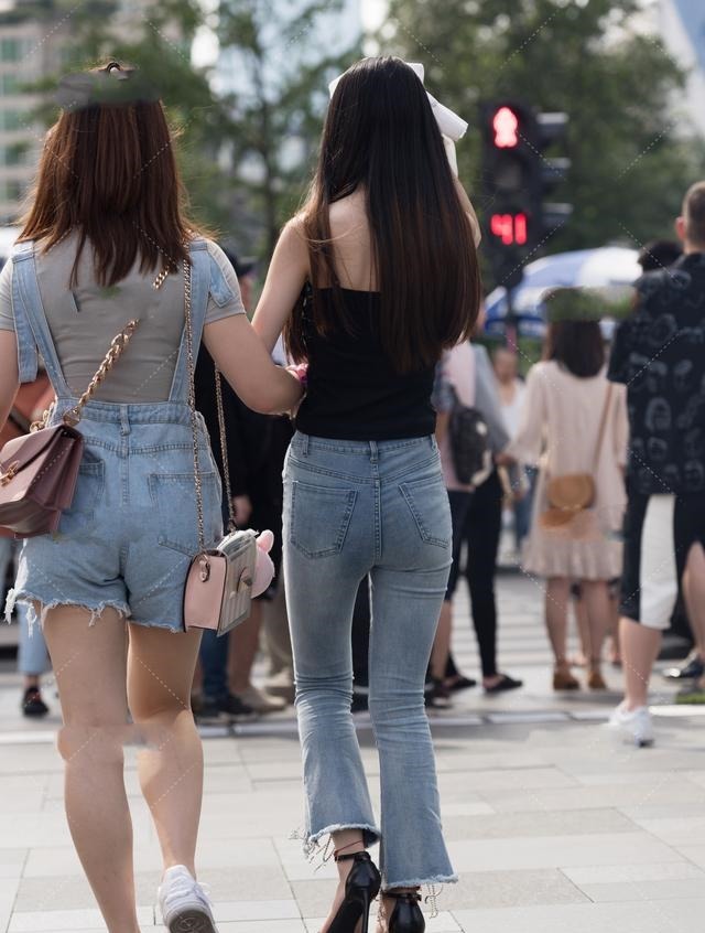 风范 两个女孩的气质不同,穿衣款式也就不相同,身材极棒!