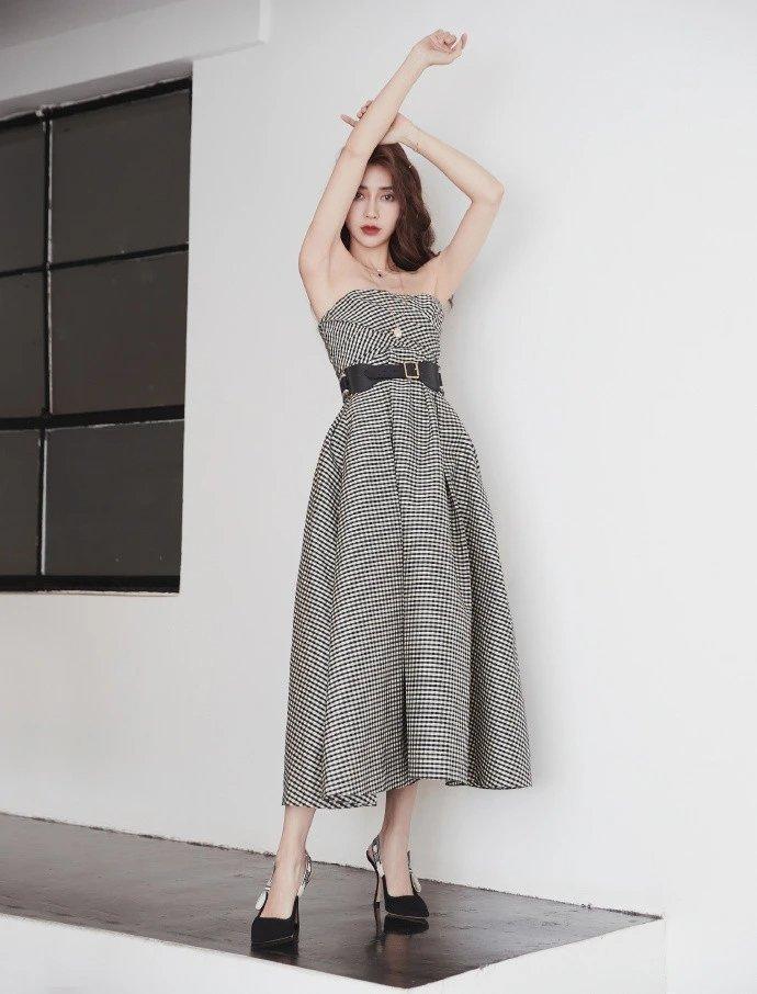 抹胸裙|时尚穿搭, 穿着一袭黑白的细格纹抹胸裙时髦优雅, 性感妩媚