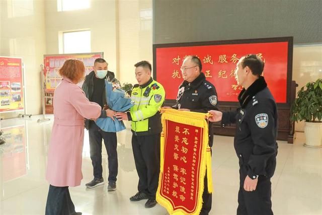 淄博市中心医院|交警开辟“生命通道”群众感激送来锦旗