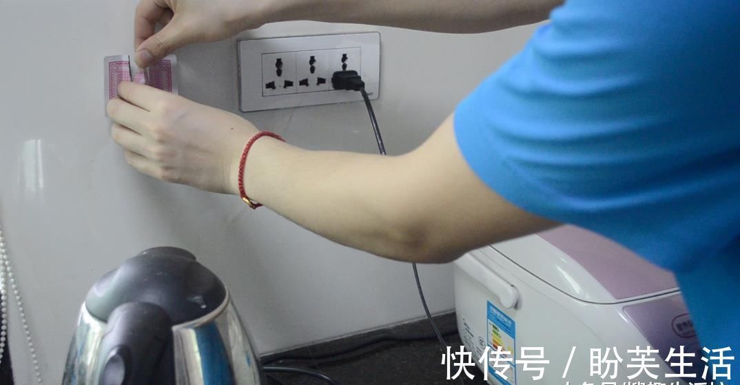 用旧的扑克牌别再扔了, 剪几刀, 粘在厨房里超实用, 人人见了都夸好