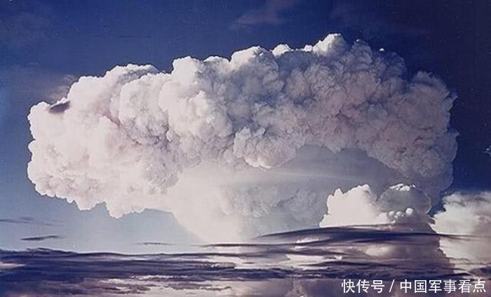 原子弹|原子弹威力到底有多大？当看过这些核试验场地的天坑后，你就懂了