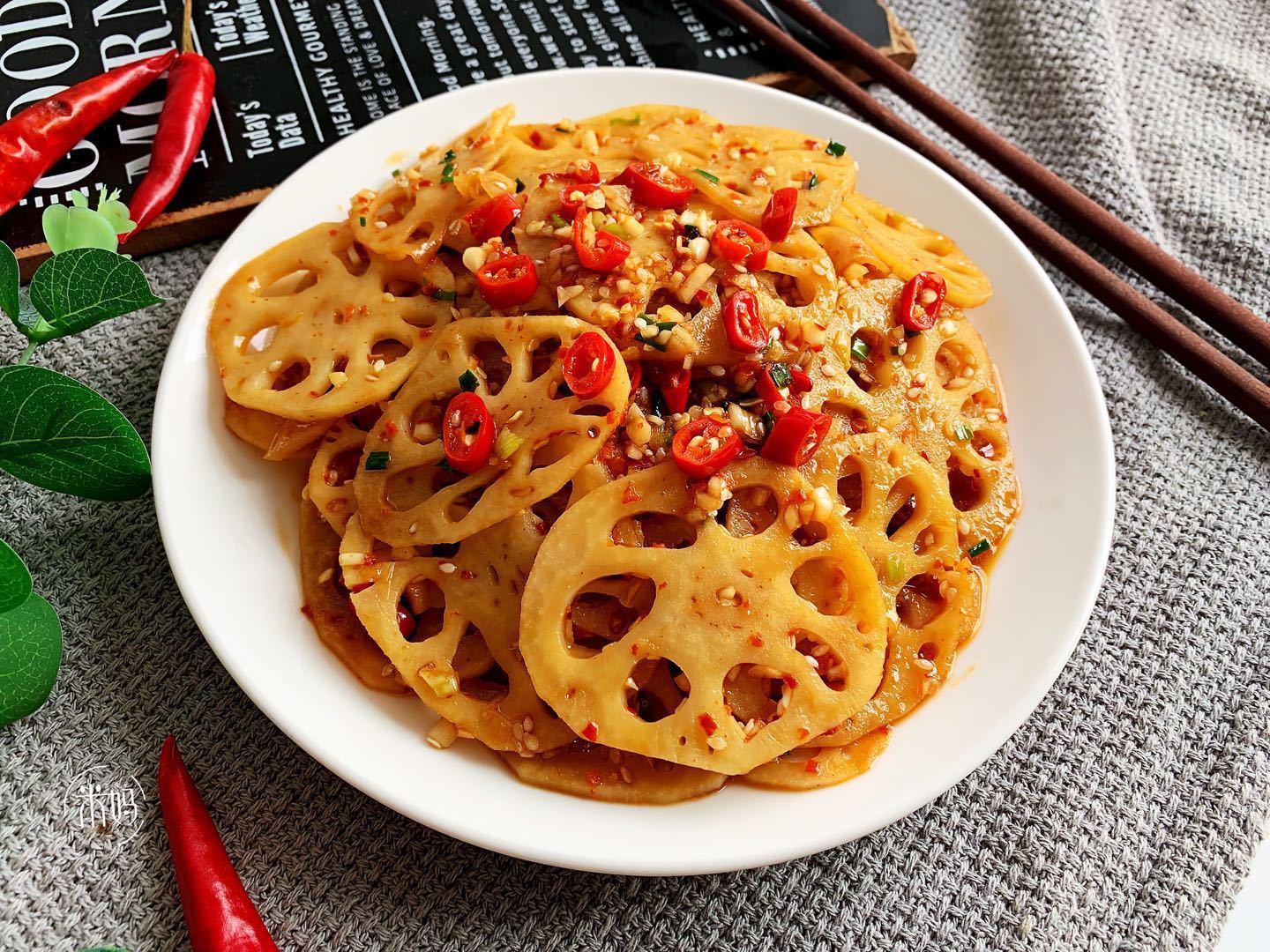 莲藕焯水就发黑,记住这个小技巧,莲藕白净又脆爽,好吃又入味