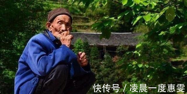 河南|河南老汉在钓到一只乌龟,背插4箭,专家你这一竿子下去18亿