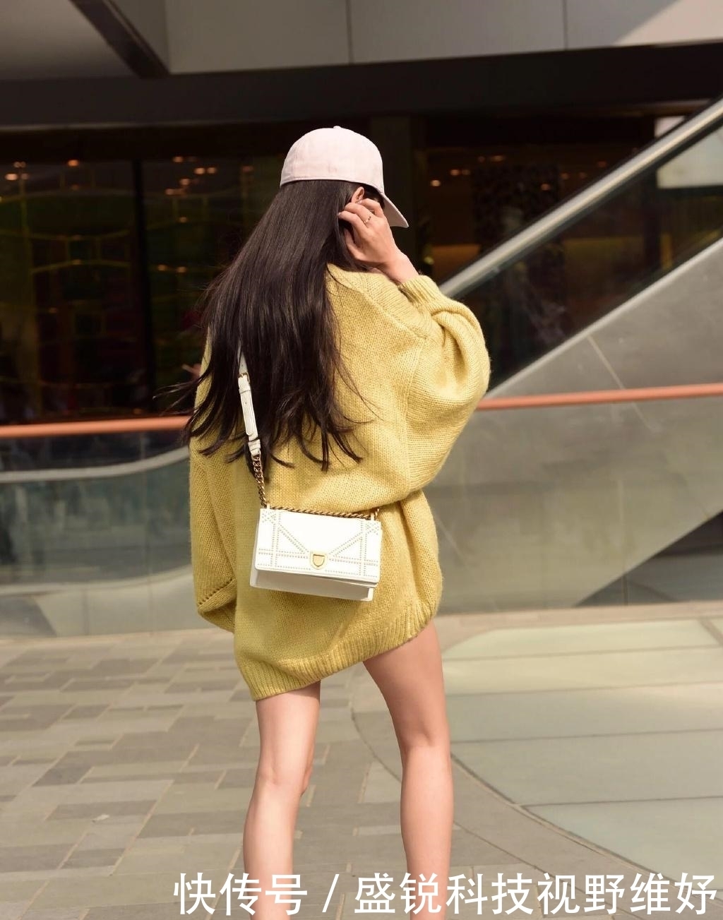 裤子|贵妇穿衣图“清凉”,衣服太宽裤子都省了,远看以为光着腿