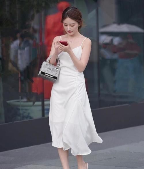 尖头高跟鞋 美女脚上搭配上一双绸缎面料的尖头高跟鞋，带着一种轻奢的魅力