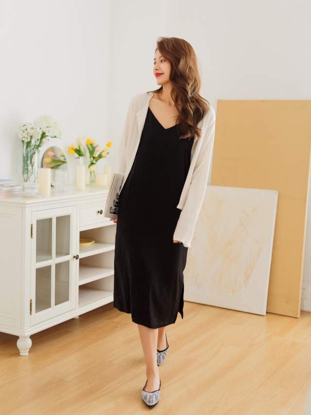 搭配|其实,秋天用白色针织开衫搭配黑色连衣裙就很美,简约百搭又高级