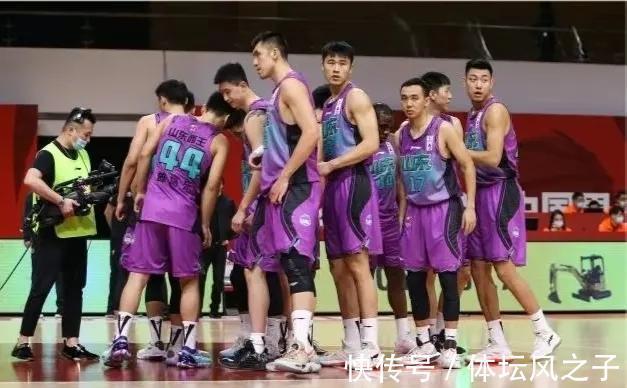 夏晓司|山东男篮迎来三大好消息,徐长锁迟迟没有下课,球迷怒斥高速