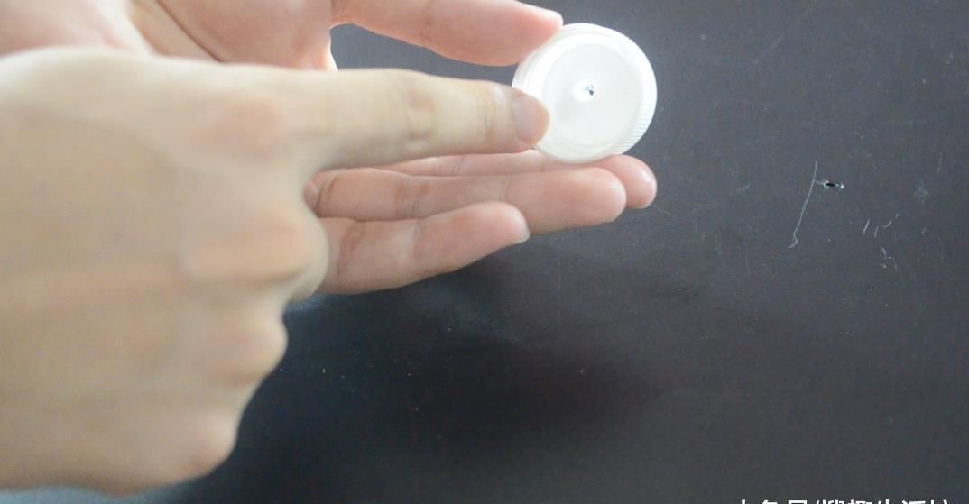 瓶盖上面戳一个洞, 没想到还有这个作用, 看完你会感谢我的