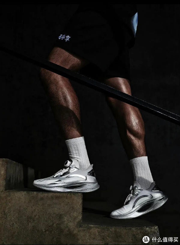 李宁 打破次元壁!潮流与电竞的碰撞可算是玩明白了!