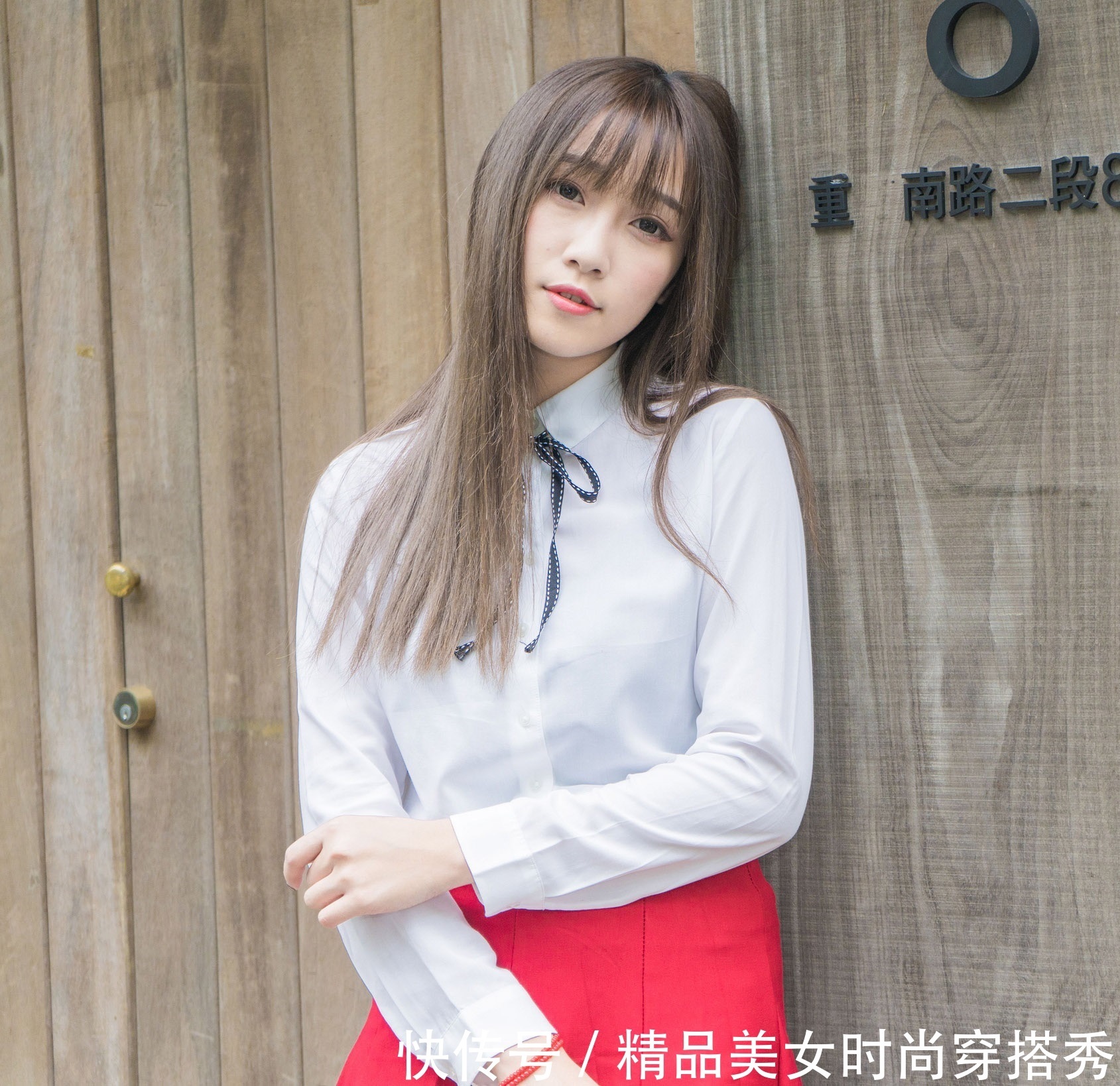 裙装|白色的衬衫搭配红色的荷叶裙,干练又甜美可人