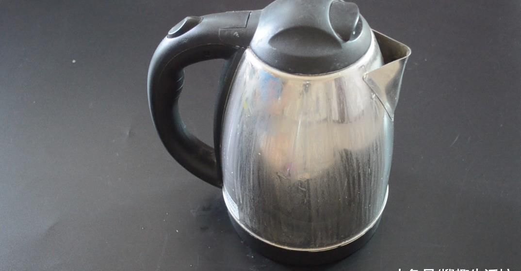 烦恼|用蜡烛在电水壶上擦一擦太实用了, 解决了很多人的烦恼, 赶紧试试