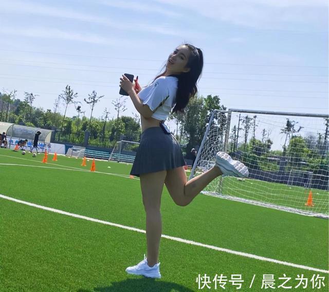 小姐姐|臀围83CM的00后小学妹，“沙漏身材”十分惹火，又一枚实力派后浪