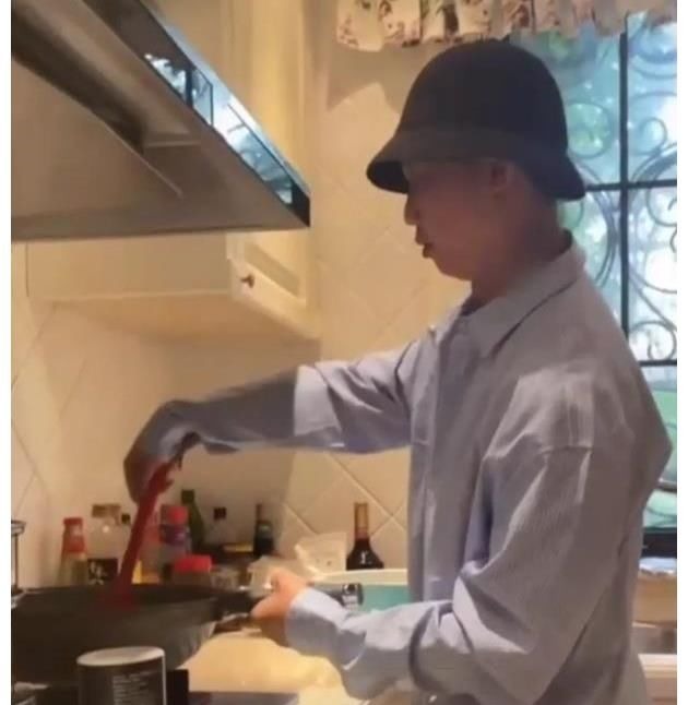 男明星做飯被發(fā)現(xiàn)鍋里空蕩蕩,表現(xiàn)很敷衍連假裝炒菜也懶得假裝