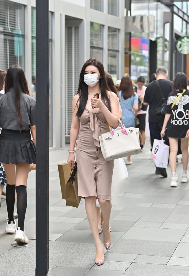 美女|路人街拍，美女脸上化了淡淡的妆，看起来清爽又舒适
