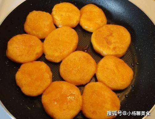 红薯不要只做烤红薯蒸红薯了，教你红薯饼新做法，香甜软糯