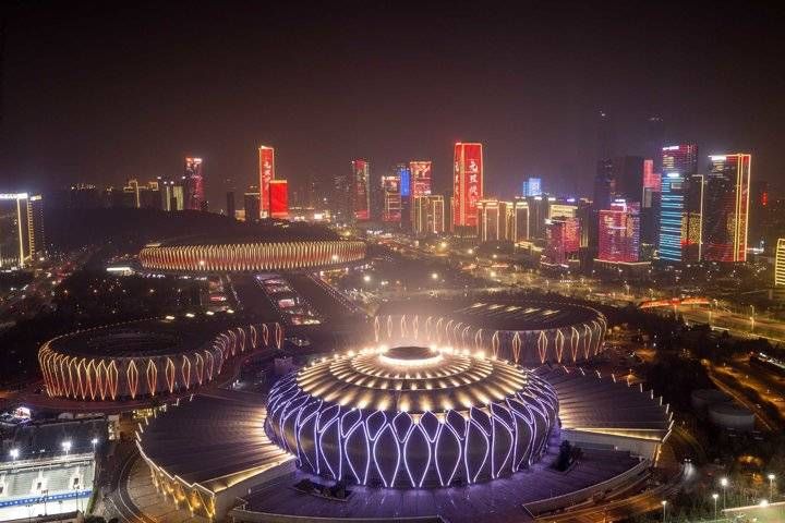 济南|新年第一天，泉城济南东部夜景红红火火霓虹闪烁，好一个开门红