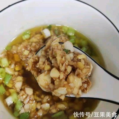 巨下饭|#巨下饭的家常菜#蒜蓉花蛤粉丝煲，就是有点废蒜