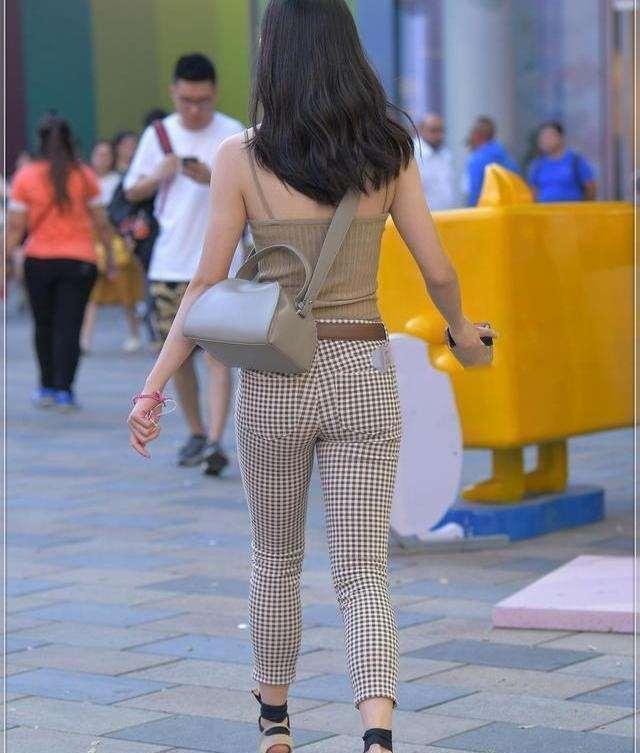 吊带 棕色性感吊带搭配棕色时尚打底裤,看似简单,千鸟格打底裤