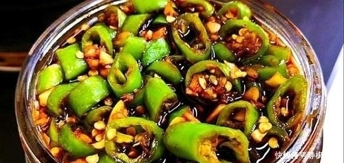 婆婆教我腌“神仙辣椒”,上桌比肉抢手,腌一盆都不够吃三天