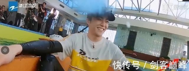 蒋依依|蒋依依生理期录制跑男，你有注意郑凯的动作吗网友活该你被宠