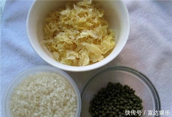 炖银耳汤直接放糖就大错特错了多加这“1步”,银耳羹清甜粘稠