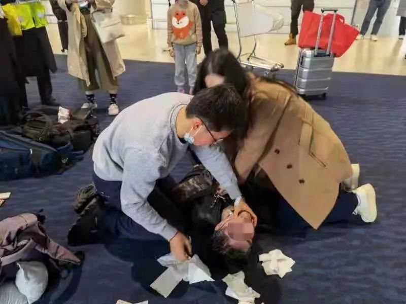 卞承玲|生死一线！返乡台胞浦东机场心跳呼吸骤停，上海医生伉俪果断出手抢救