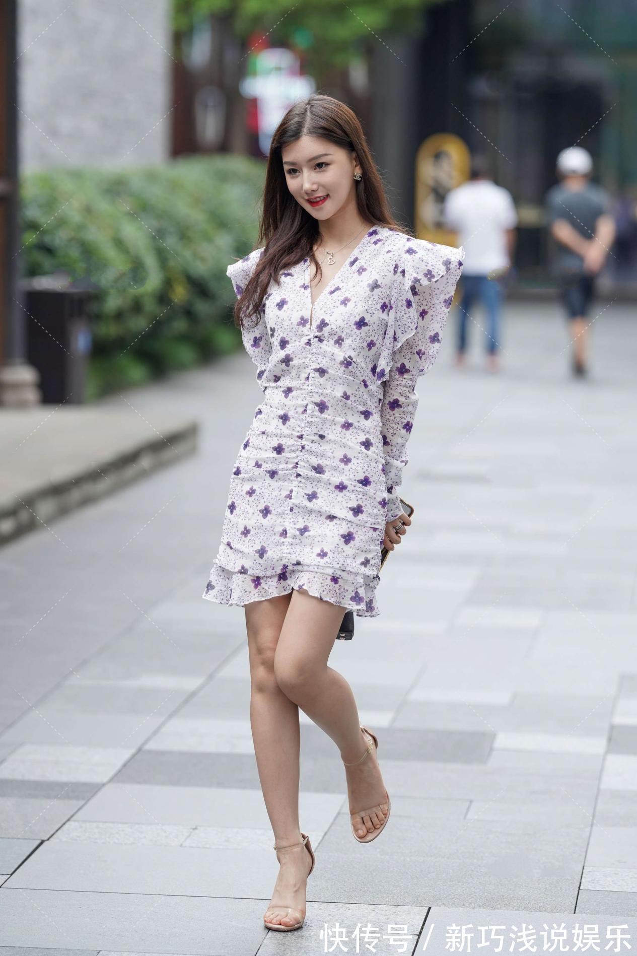 气质 小姐姐的气质和甜美充分地表达出来,带着一丝丝成熟的美