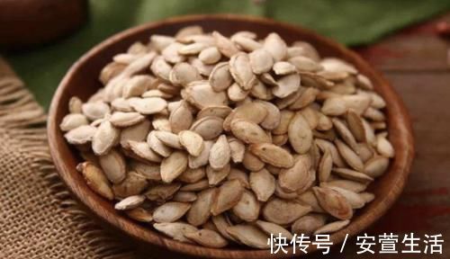 营养成分|糖尿病人吃南瓜子降糖？吃的越多越好吗？