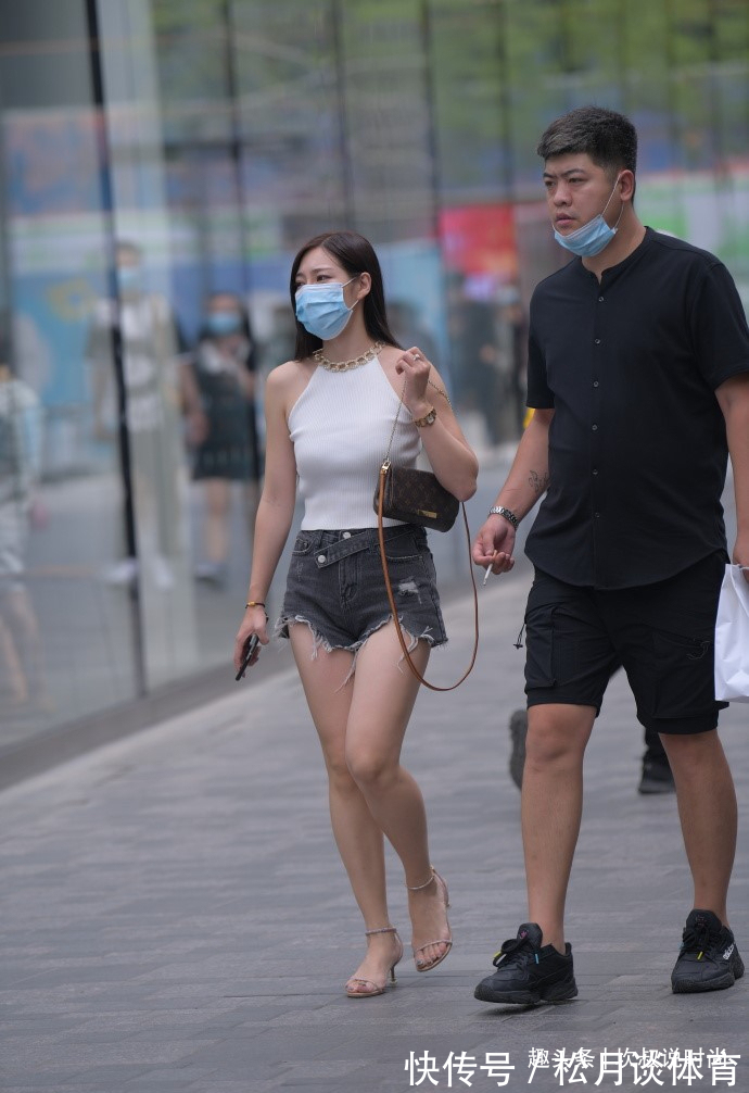 挂脖 挂脖搭配撕裂风“热裤”,既能秀腿又有个性,轻松解决穿搭问题!