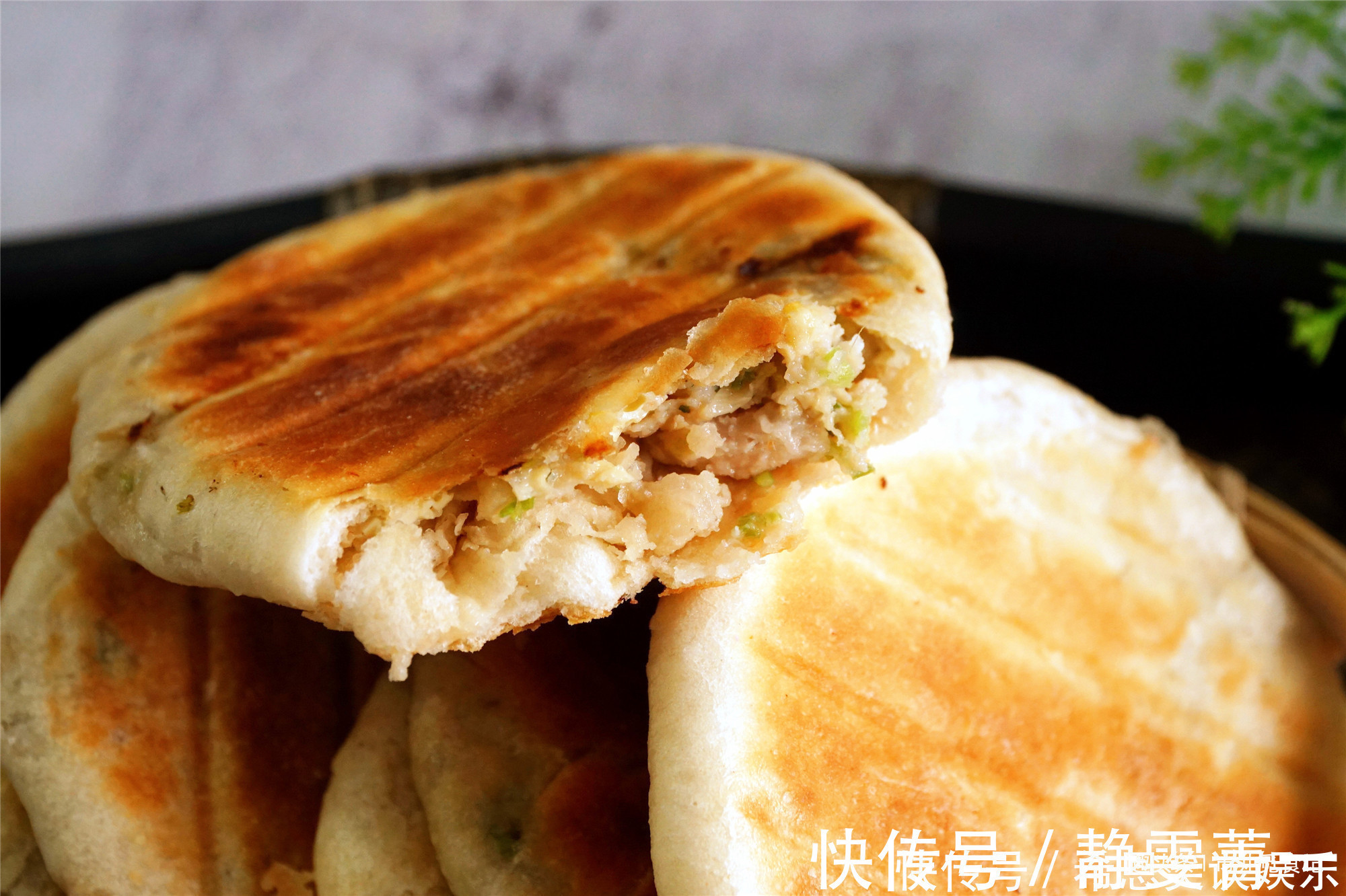 做馅饼,和好面直接包可不行,多加一步,松软酥脆,放几天都不硬