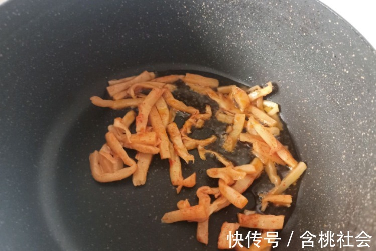 酸辣|包菜和它一起炒，酸辣可口，不比饭店的口味差