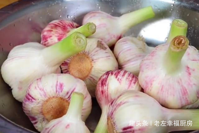 腌糖蒜根本不用放白糖和醋,大厨告诉你秘方,做一次能吃几个月