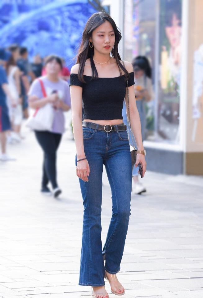 一闪一闪的睫毛，美丽女神虽走简洁路线，却让她拥有特别的韵味