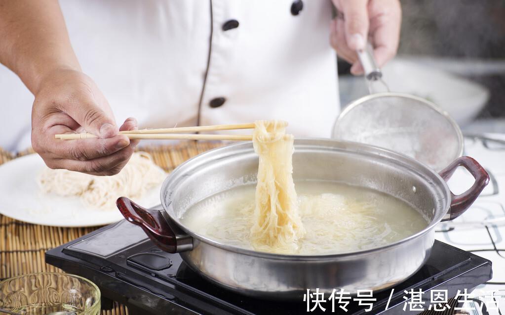 炝锅面|煮面条时，记得提前“放2味”，面条爽滑不坨，又香又好吃