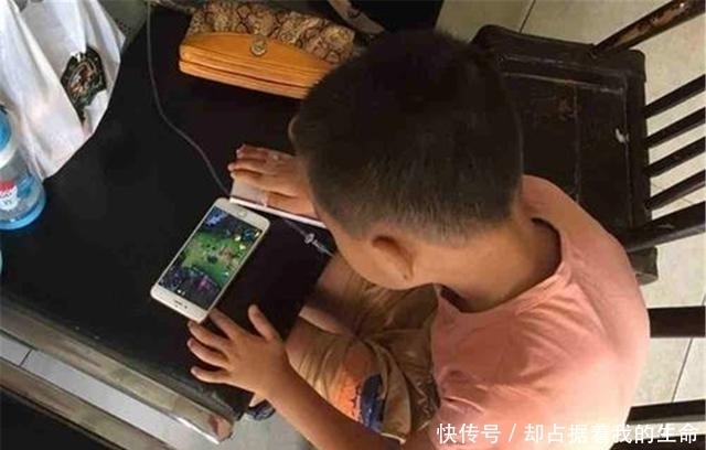 不止|经常玩手机，与不玩手机的孩子，20年后，人生差距不止一点点