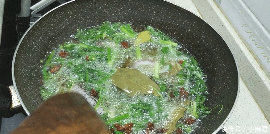 “万能的蒜蓉辣酱”,教你最正宗的做法,拌啥都好吃,实在太香了