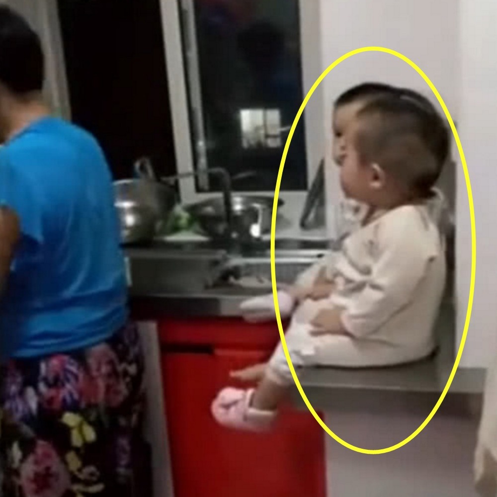 宝宝|奶奶带三胞胎孙子,这样的带娃方式太奇葩,网友:让人后怕