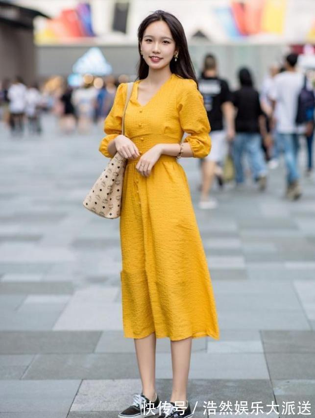 平底运动鞋|美女街拍气质优雅的小姐姐,穿搭紧身裙,尽显曼妙身材!