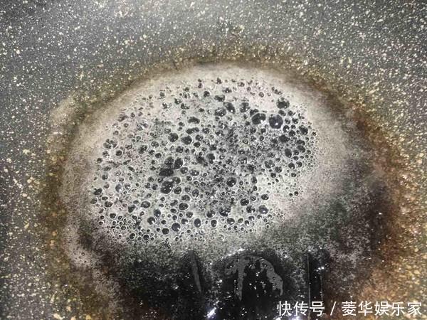 过年,花生米别再油炸了,试试这种新做法,比肉还香,上桌就扫光