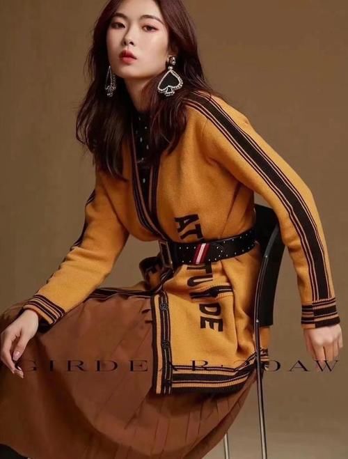 针织开衫上加精致小腰带，别有一番风味，仿佛整个人都缩小了一圈