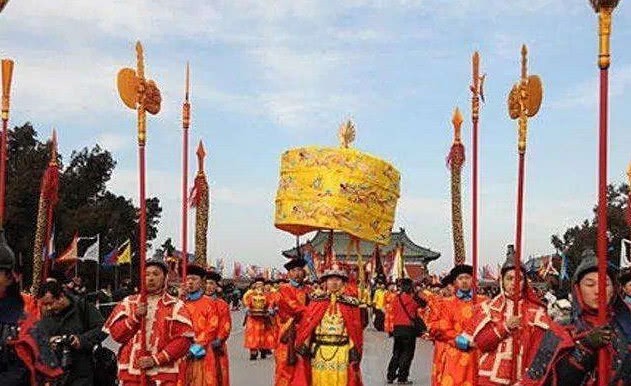 1905年光绪走在天安门广场，原来真实的皇帝出行比电视里简单