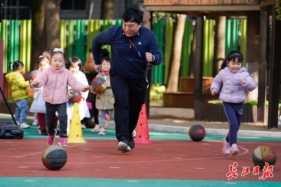 幼师|幼儿园的男教师，他们身上有爸爸的味道｜过影