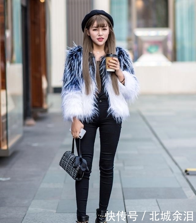 路人街拍,小姐姐身穿短款皮衣,很酷,充满野性美