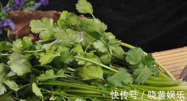 风寒感冒|香菜煮水功效高,不出半月,几大好处不请自来,给身体洗个澡